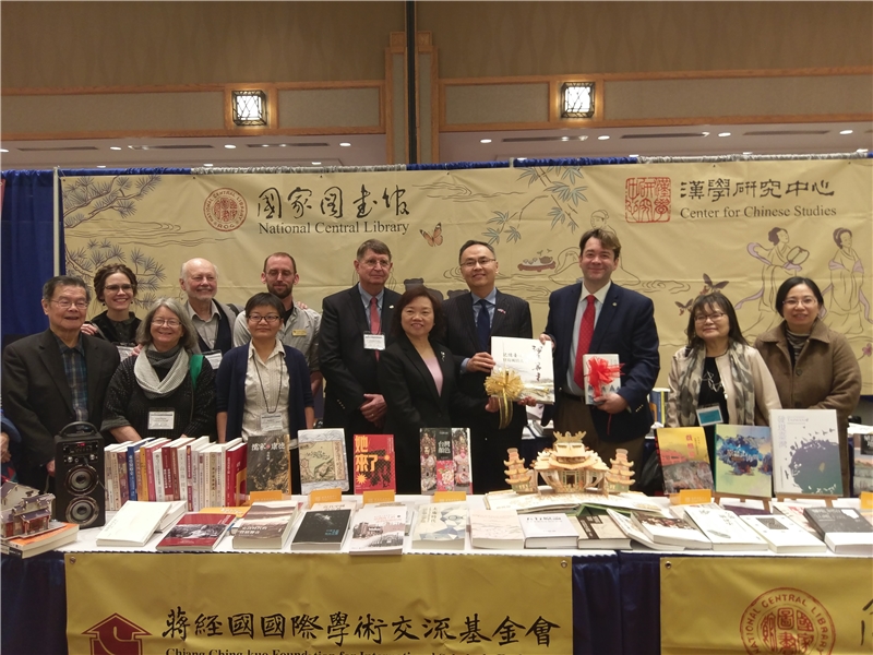 吳英美副館長、張詩瑞處長與CU BOULDER 出席師長，及學術交流基金會-FULBRIGHT TAIWAN 執行長李沃奇博士合影