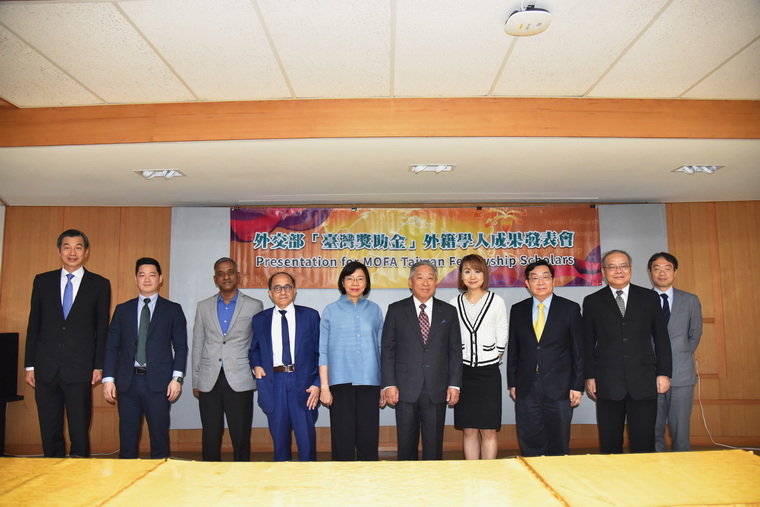 Group photo of  Distinguished Guests 