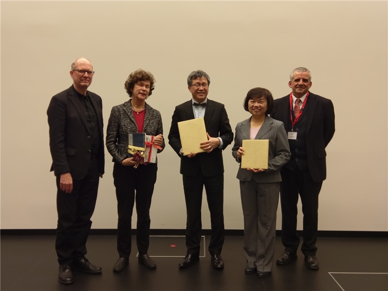 贈書合影 左起ULRICH SCHNEIDER 館長、BEATE A. SCHÜCKING 校長、謝志偉大使、吳英美副館長、柯若樸教授