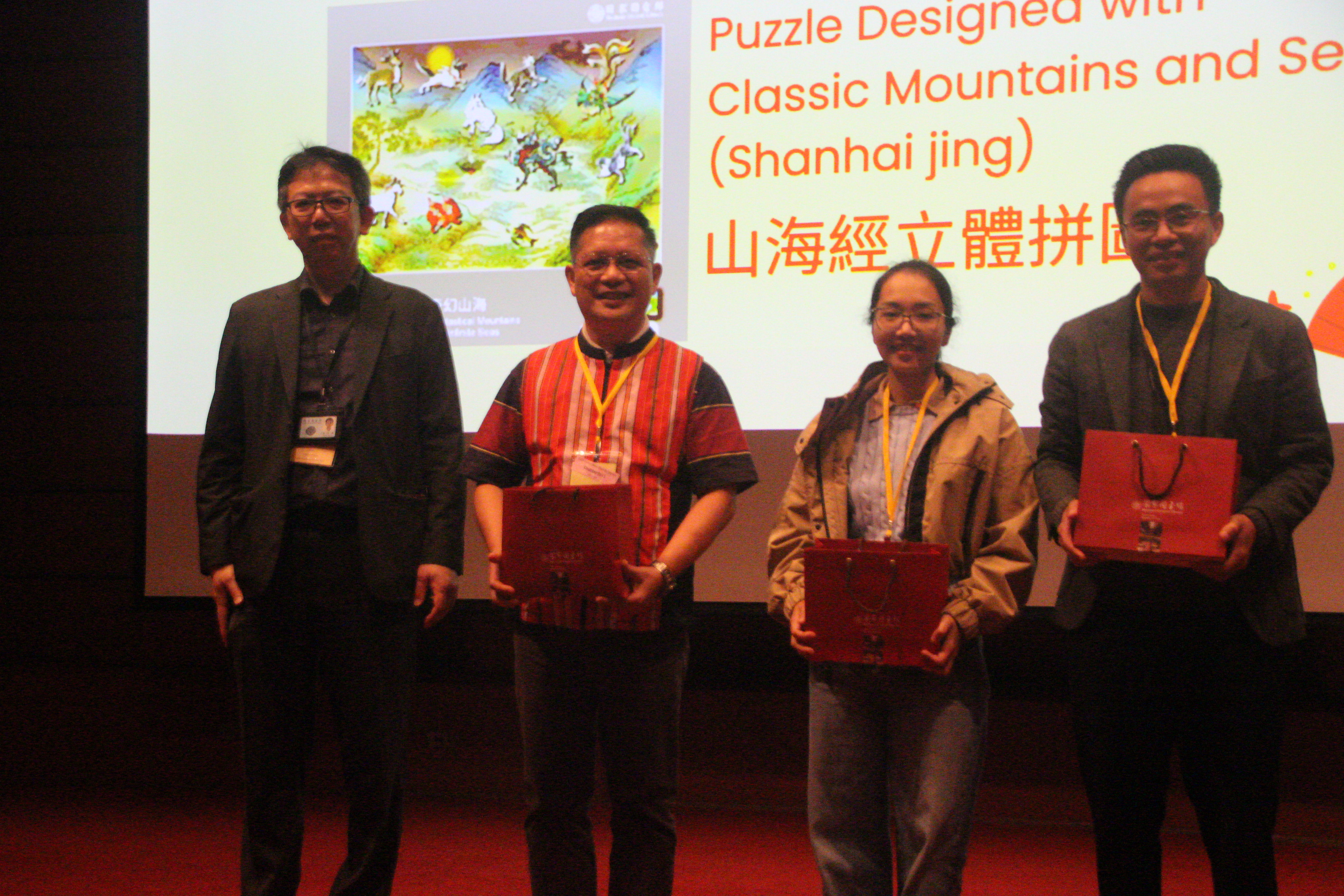Section Chief Huang with lucky awardees.