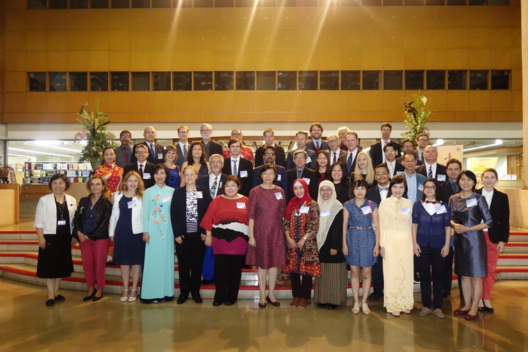 外籍學人於本館閱覽大廳合影