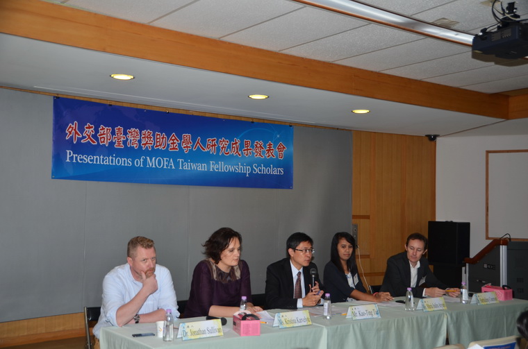 左起：DR. JONATHAN SULLIVAN、MS. KRISTINA KARVELYTE、譚國定副主任、DR. MARIA INDIRA ARYANI、DR. BARTHÉLÉMY COURMONT