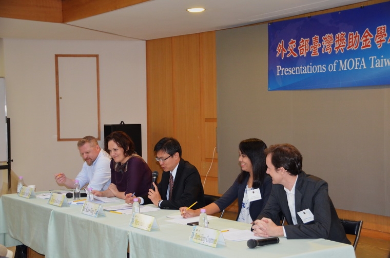左起：DR. JONATHAN SULLIVAN、MS. KRISTINA KARVELYTE、譚國定副主任、DR. MARIA INDIRA ARYANI、DR. BARTHÉLÉMY COURMONT