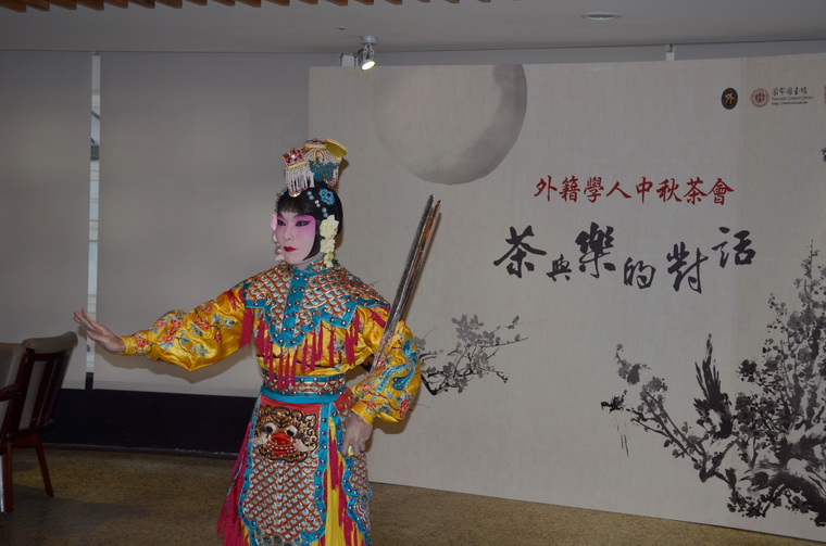潘俊仁老師表演「虞姬劍舞」