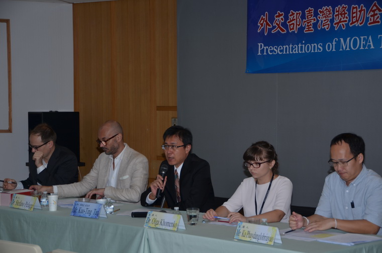 左起：DR. MARK MCCONAGHY、DR. STEFANO PELAGGI、譚國定副主任、DR. OLGA KHOMENKO、MR. KA PHAYDANGLOBRIAYAO