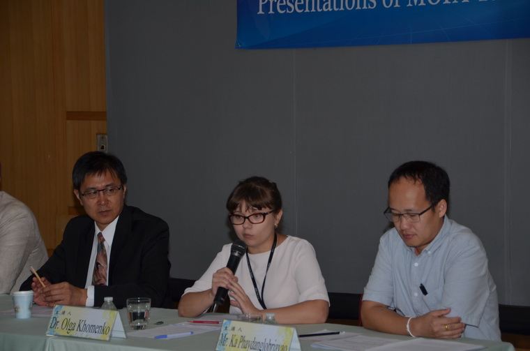 左起：譚國定副主任、DR. OLGA KHOMENKO、MR. KA PHAYDANGLOBRIAYAO