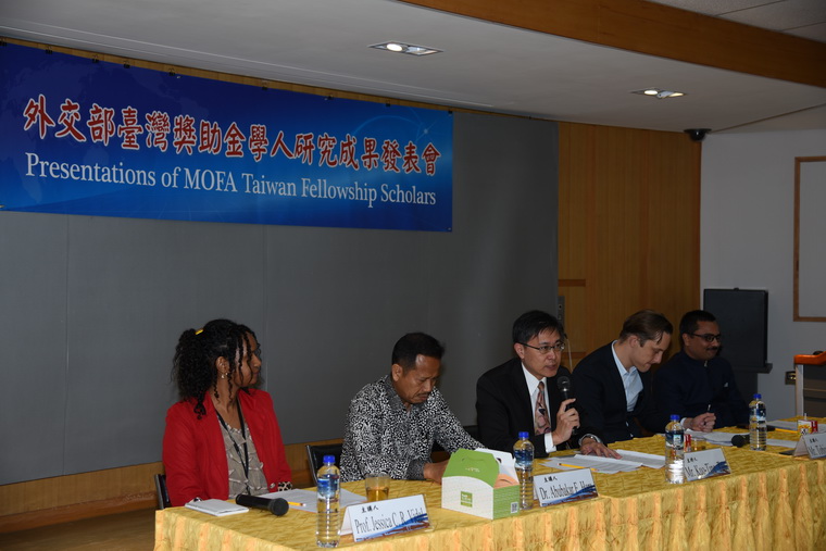左起:Jessica Claribel Ramirez Vidal女士、Abubakar Eby Hara博士、外交部譚國定副主任、Tobias Burgers先生、Sumit Kumar博士