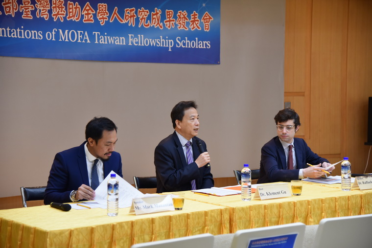 左起：Mr. Mark Manantan、谷瑞生主任、Dr. Raffaele Luigi Cazzola Hofmann