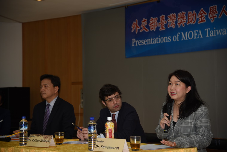 Dr. Meesomboonpoonsuk Suwannarat回答提問