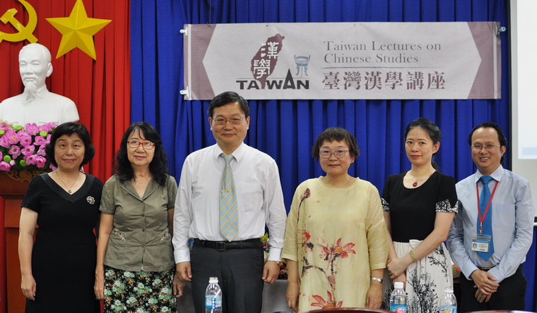 左起:國家圖書館耿立群主任、胡志明國家大學人文與社會科學大學越南學系潘氏燕雪教授、臺北經濟文化辦事處梁光中處長、東華大學吳天泰教授、臺北經濟文化辦事處歐季曦教育秘書、胡志明國家大學人文與社會科學大學東方學系胡明光主任