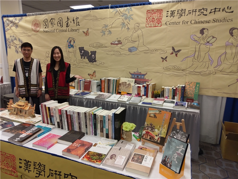 書展工讀生身著原民風背心協助展覽
