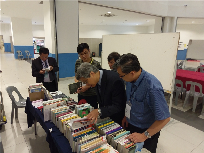 當作者與作品相逢。與會學者蒞臨會場旁的書攤