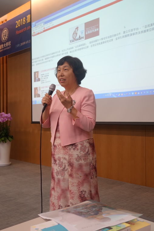 國圖耿立群主任致詞介紹「臺灣漢學資源中心」等臺灣學術資源