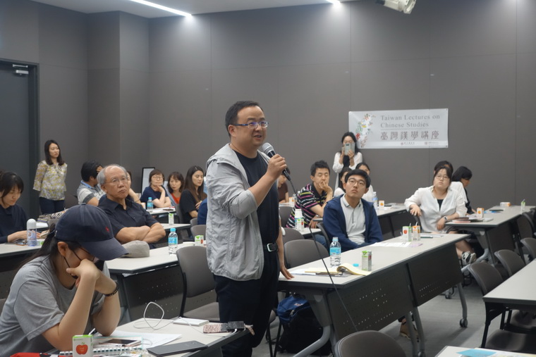 聽眾踴躍發言討論，圖為四川大學王彤偉教授提問