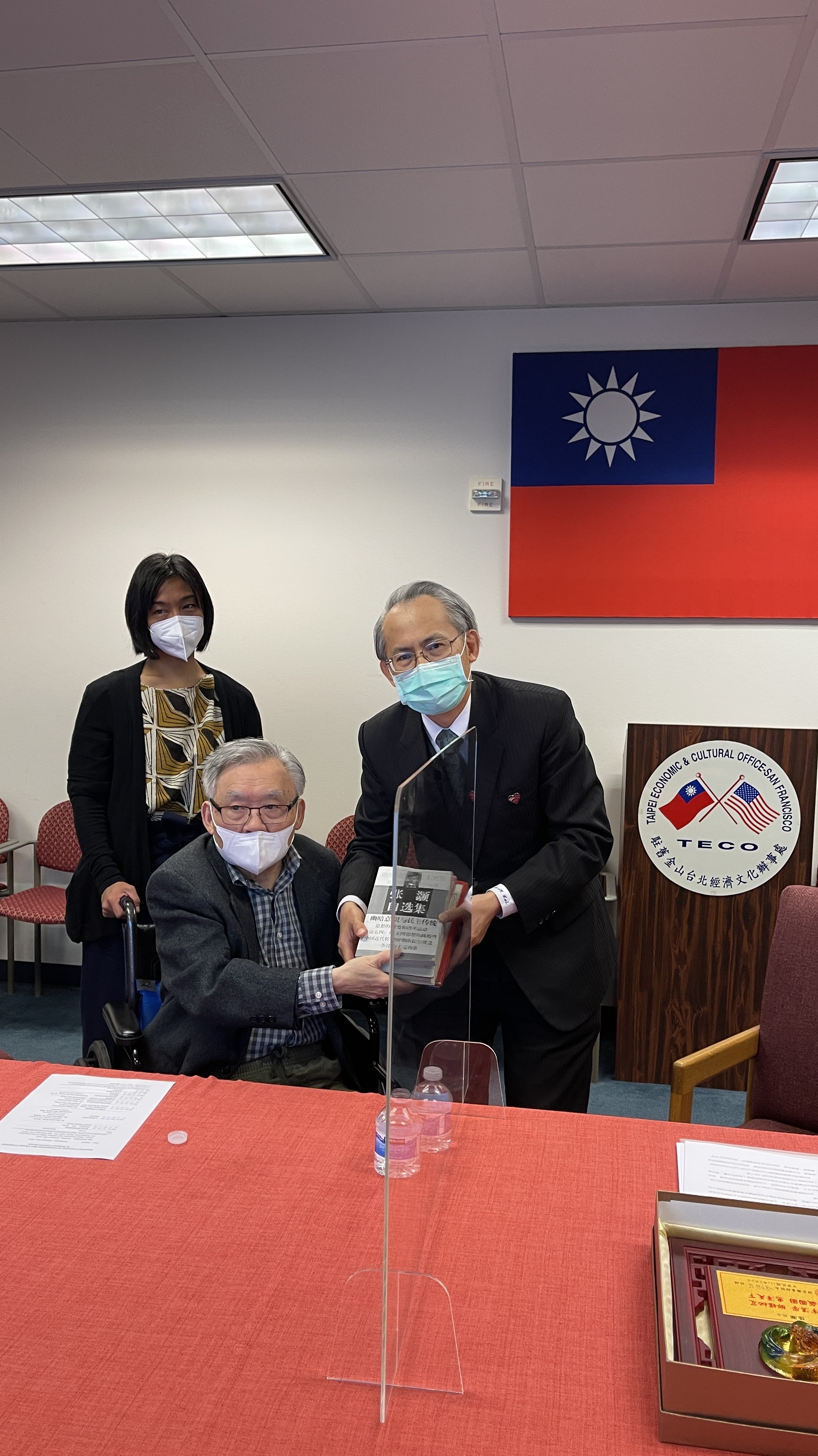 國圖由我駐舊金山辦事處賴銘琪處長代表接受捐贈